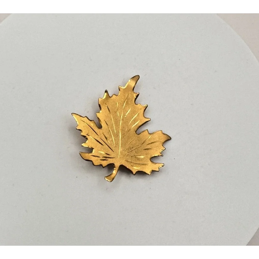 Vintage 90s Gold Tone Textured Maple Leaf Brooch Pin Statement‎ Fashion Jewelry